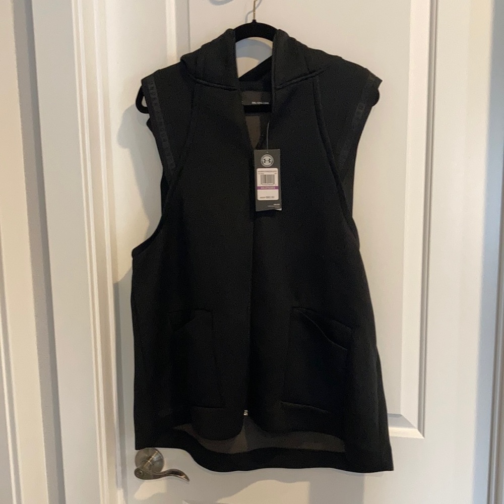 Sporty vest with hood and front pockets.